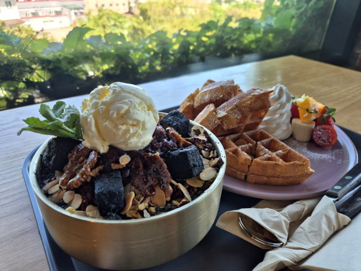  행주산성 맛집 숲속의 대형카페 흑임자 빙수에 와플 후기