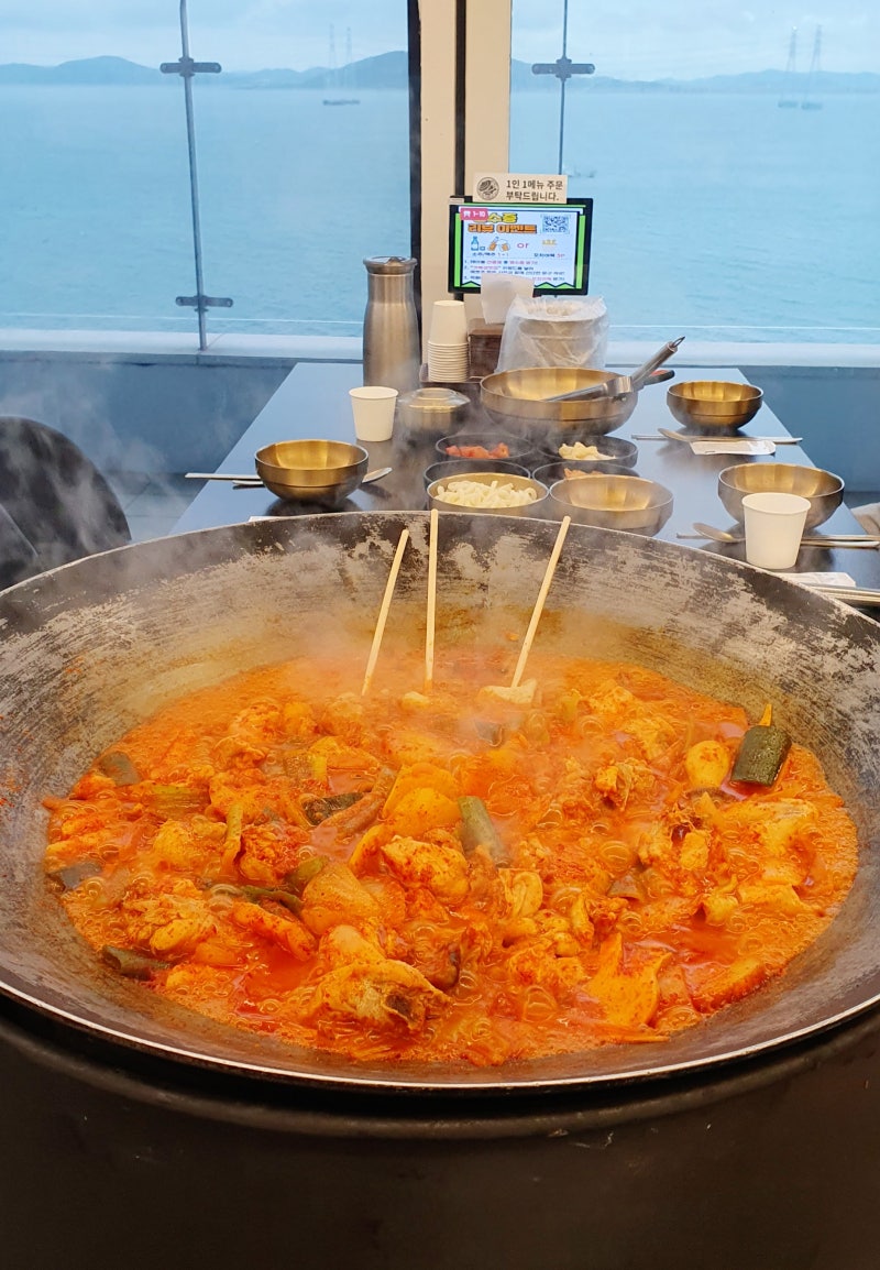 시흥 거북섬 맛집 연평도꽃게품은닭볶음탕 드럼통솥뚜껑 오이도 거북섬점 가족모임