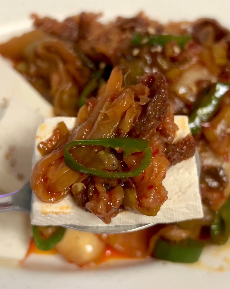  우삼겹 김치볶음 레시피 두부김치 참기름 끝내줘