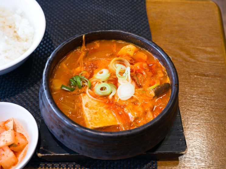  고양 현대모터스튜디오 1만 8천원짜리 흑돼지 김치찌개, 진짜 돈값 할까?