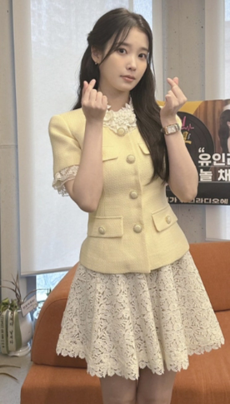  아이유 노란 투피스 브랜드, 촌스럽지 않은 노랑의 정석