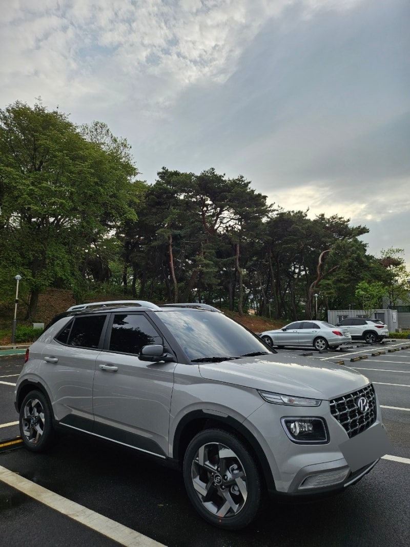 현대 베뉴 / 베뉴 프리미엄 사이버 그레이 투톤 / 여자가 타기 좋은 소형 SUV / 내 인생 첫 차