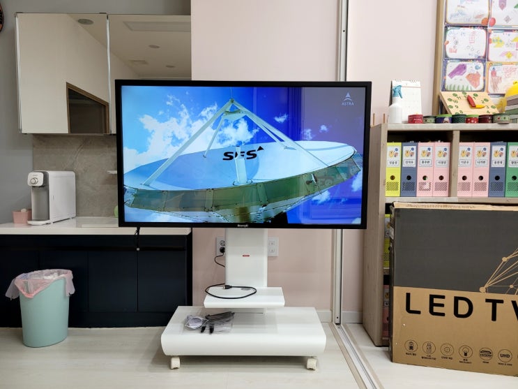  [설치사례_공부방] 교육용 전자칠판 고민 해결! 에스티스마트테크 75인치 AI 대형 터치 모니터 설치로 스마트한 학습 환경 완성!