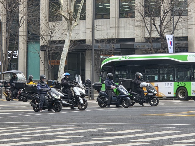 [노동복지] 노동절에 더 바쁜 사람들, 배달 라이더의 '쓴웃음'과 플랫폼 노동의 현주소