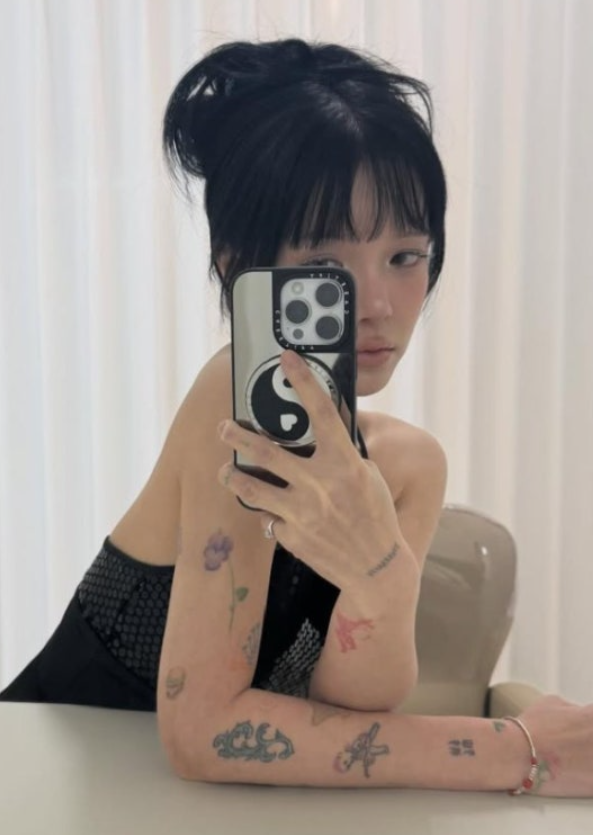   AOA 지민 뼈말라 몸매로 전한 근황과 복귀 후 힙한 스타일링 화제