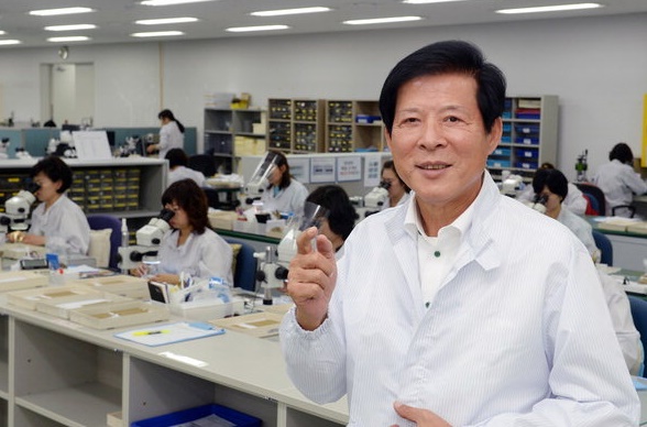 리노공업 이채윤 대표의 인생역정