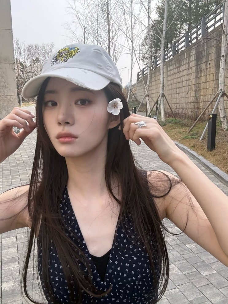  꽃무늬 블랙 민소매 원피스로 완성한 청초함, 신시아 여름 사복 코디 추천