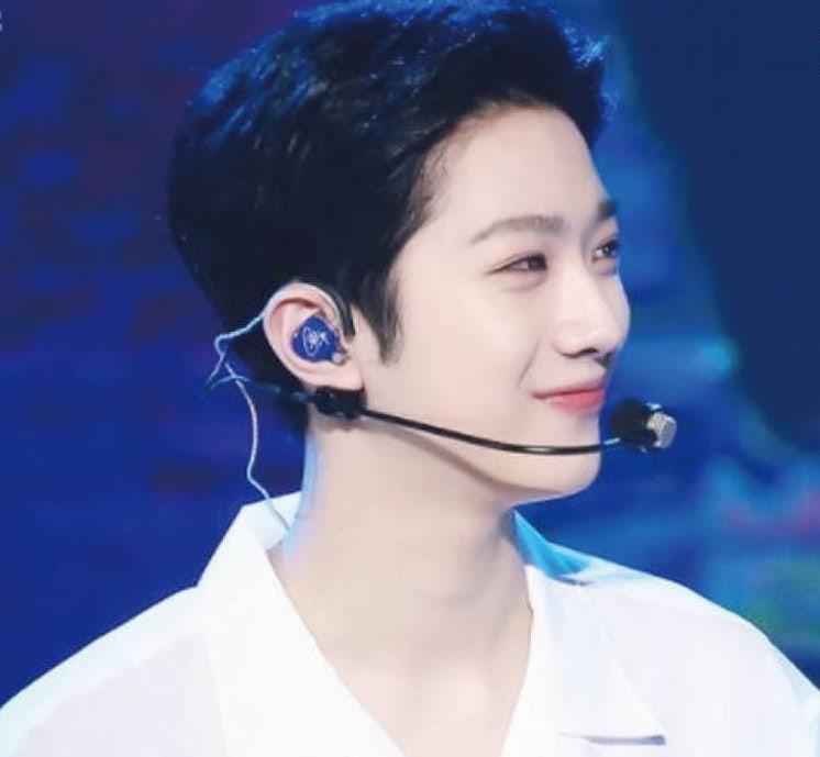 연예계 은퇴 선언한 라이관린, 이번엔 정치판 등장? 워너원 아이돌 출신 감독의 끝없는 넘사....