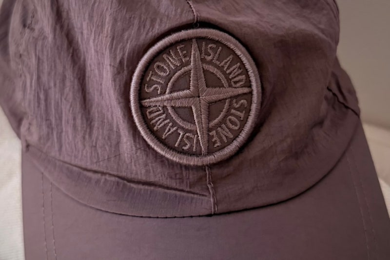 [STONE ISLAND] 26SS 스톤아일랜드 나일론 메탈 에코닐 베이스볼 캡 - 퍼플 그레이 리뷰