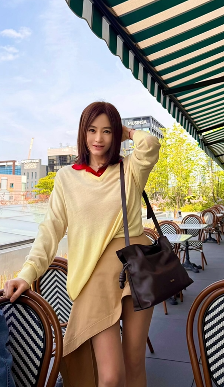  김혜수 55세, 완벽 각선미 곁에 함께한 여자 인기 명품 브랜드 로에베 플라멩코 가방