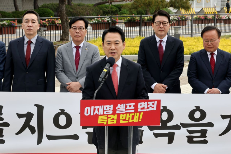 <b>장동혁</b> 청와대 앞 현장<b>최고위</b> .. "이재명 공소장 찢으면... 