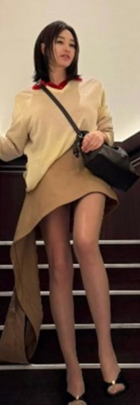   김혜수 인스타그램 속 아찔한 초미니스커트 패션! 50대 나이 잊은 독보적 아우라의 비밀