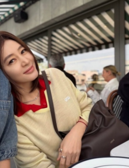   김혜수 인스타그램 속 아찔한 초미니스커트 패션! 50대 나이 잊은 독보적 아우라의 비밀