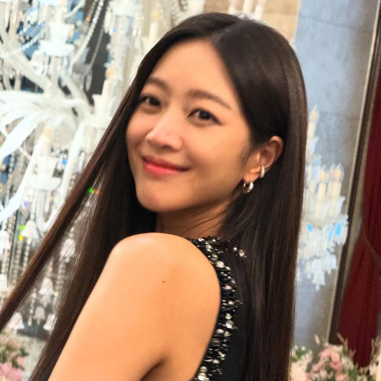 조보아, 득남 3개월 맞아? '올백 머리'로 증명한 무결점 미모... 초고속 복귀 근황 [스타이슈]