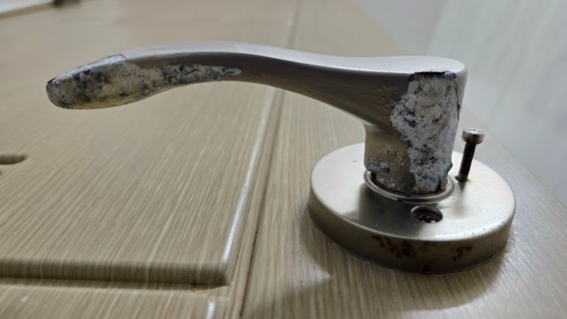 [집수리]낡고 부식된 화장실 문고리, 만 원으로 셀프 교체하기! (원룸 DIY)