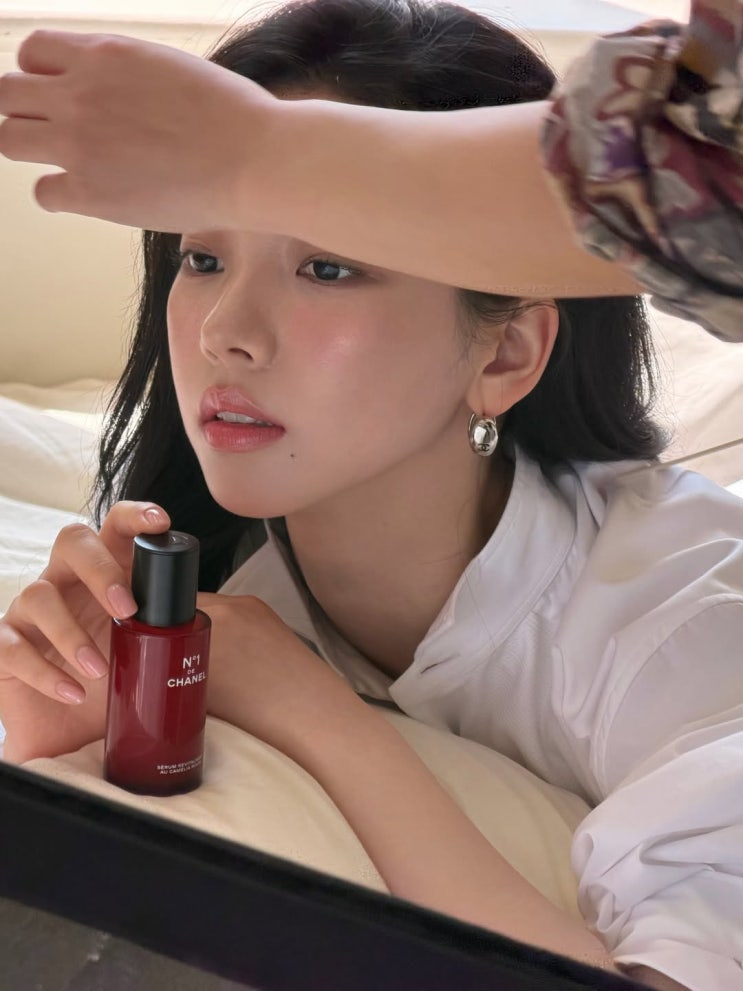  봄꽃 감성의 요정 등장! 샤넬 뷰티 x 에스파 카리나, 청순 미모 화보 공개
