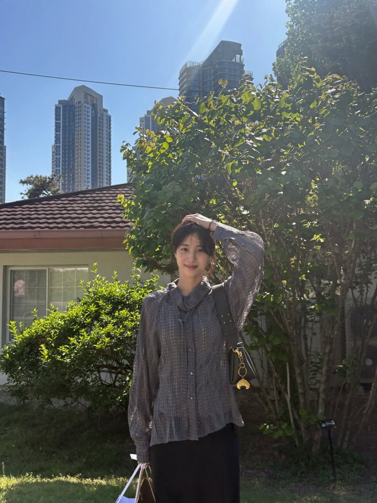  초 여름날 시스루의 청초한 매력! 홍화연 인스타 체크셔츠 코디