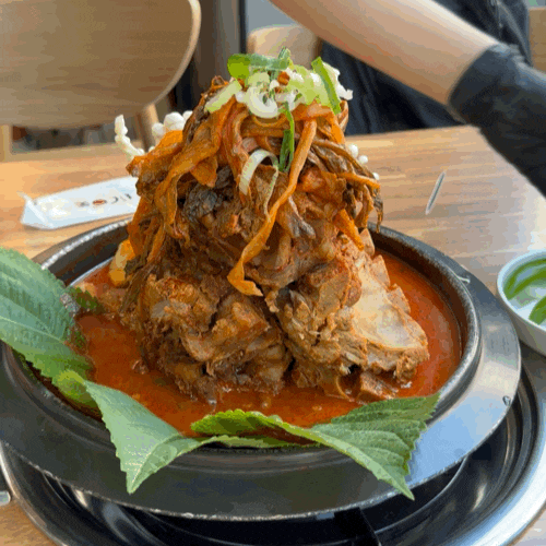  강남역 감자탕 맛집 청년감자탕, 눈이 즐거운 산더미 뼈탑과 치즈 폭탄 볶음밥 후