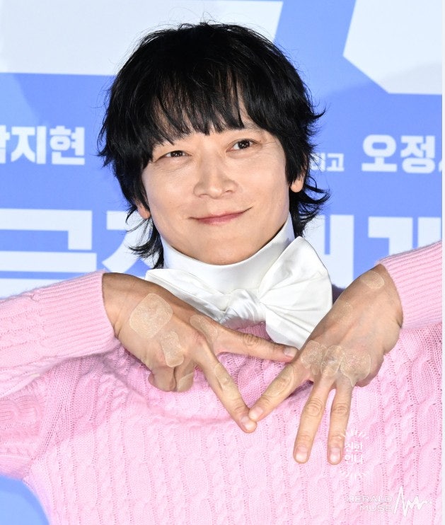 강동원 디올 핑크 니트 패션, 목에 왠 리본깁스?