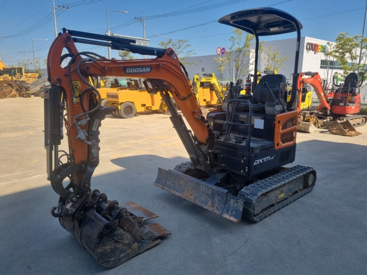  두산 DX17Z-7 2021년식 코끼리집게 1.7톤급 미니 중고굴삭기 미니017