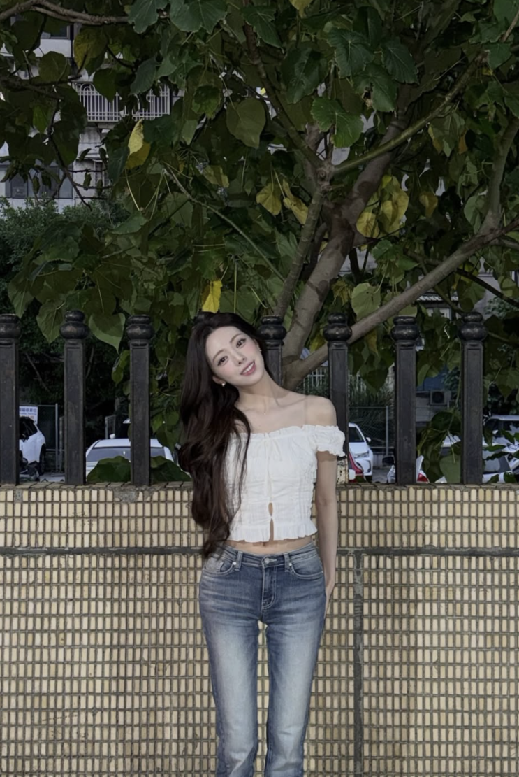  [셀럽패션] 있지 유나 인스타 패션! 청바지에 블라우스만 입었는데 여신됨