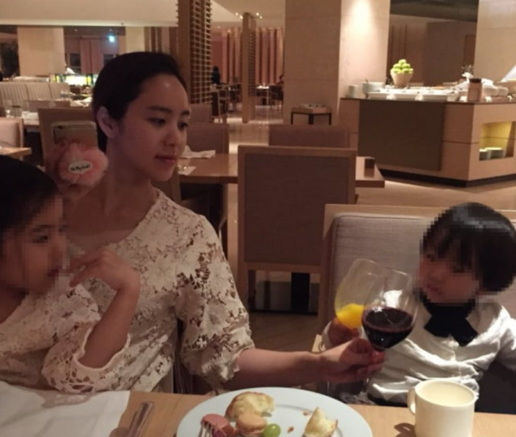   박지윤 과거 가족사진 속 커플룩 집착 고백 이혼 소송 중 드러난 반전 근황