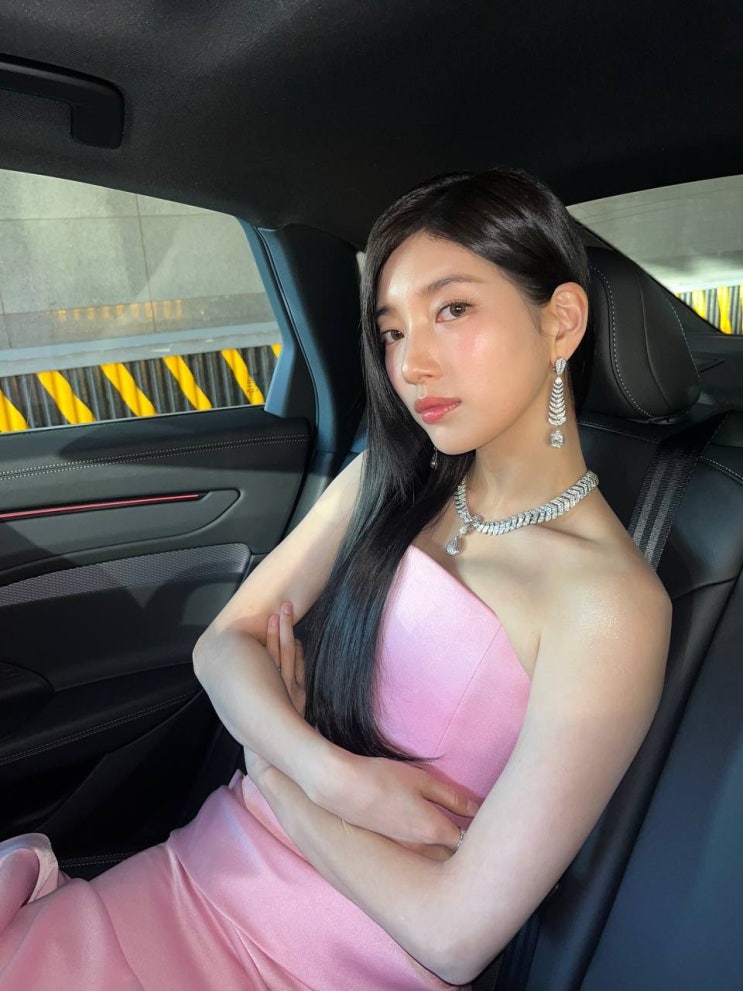  수지, 백상 아이콘 셀카로 증명한 블랙 & 핑크 드레스 핏의 품격