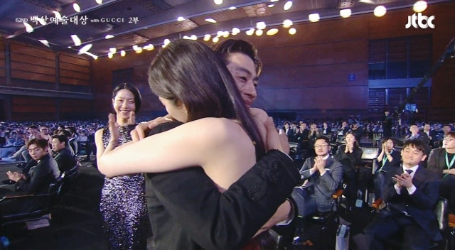 Actress Moon Ga-young at the Baeksang Arts Awards, expressing gratitude to Koo Kyo-hwan