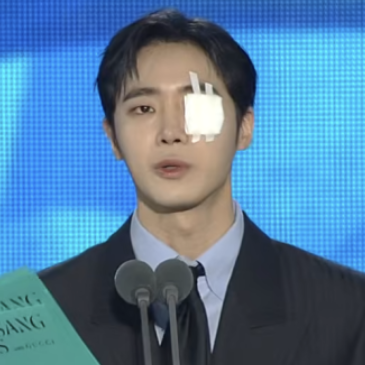 "붕대 칭칭 시상대?!" 추영우 눈 부상 소식, 팬 걱정 "가려도 멋있지만 속상"