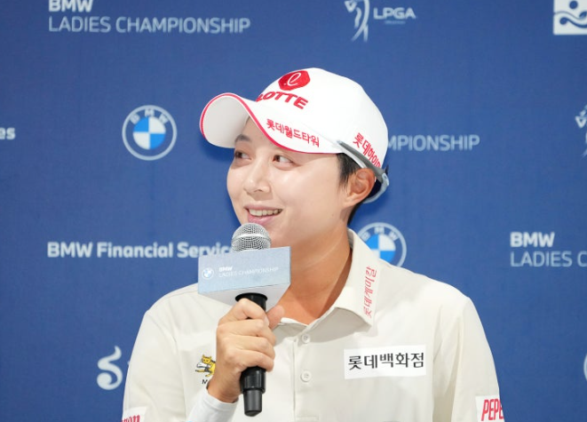 김효주가 영어 인터뷰 안 하는 이유 vs 윤이나의 말 한마디 논란: 프로가 느끼는 '말의 무게'