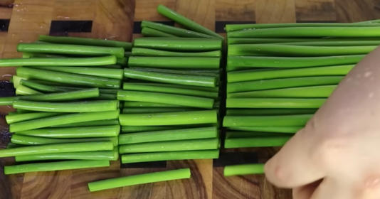 마늘쫑 볶을 때 '멸치'를 넣어도 비린 맛 안 나기...놀랍게도 이게 가능합니다