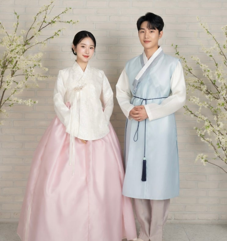  결혼식 2부 한복과 드레스 중에 고민이세요?  온라인으로 편하게 한복 대여해 보세요.