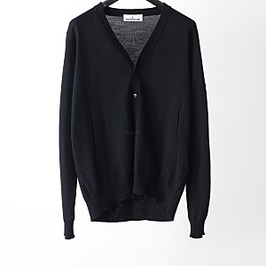 [판매완료] 스톤아일랜드 25FW 버진울 오가닉 니트가디건 블랙 M사이즈 5100068 VIRGIN WOOL CARDIGAN B....