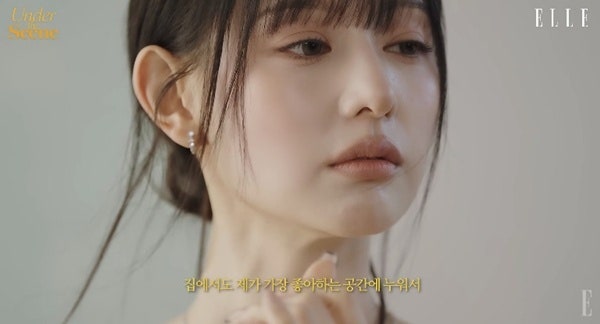 김지원 살 빠진 근황 뼈말라 아름다운 화제, 변한 건 체형보다 그가 자기 자리를 바라보는 시....