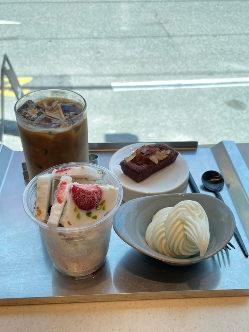 Jamsil Seokchon Lake Cafe Yogobrick: Yogurt Ice Cream & SEVENTEEN Joshua's Hotspot