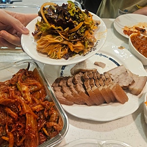 부장도 집에서는 요리한다 시리즈. 쉽게 만드는 쌍화탕 보쌈. 그리고 비빔국수 만들기.