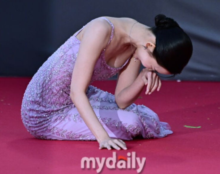   백상예술대상 레드카펫 신현빈 꽈당 두 번이나 넘어진 당황스러운 이유
