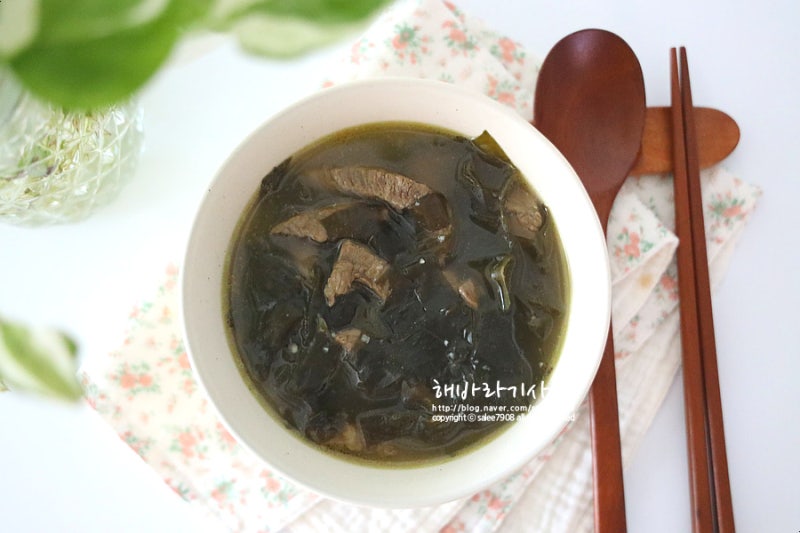 맑은 소고기 미역국 레시피 맛있게 끓이는법 깔끔한 국간장