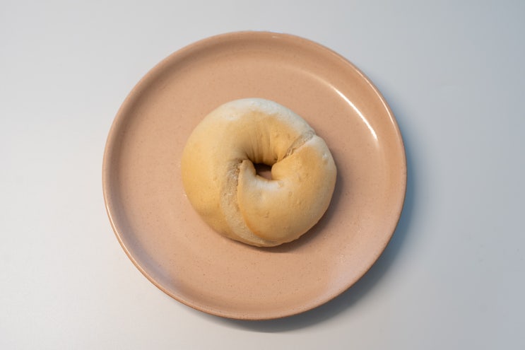  아침 식사 전쟁 끝, 전자레인지 물 한 컵으로 살려낸 니커버커 뉴욕베이글 후기
