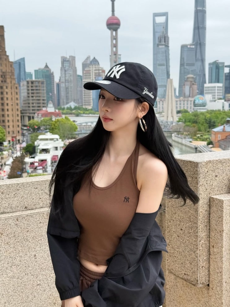  AI 압도하는 비주얼! MLB 가방·카리나 크롭티 코디의 완벽한 조화