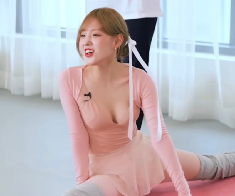 아이돌인데 '가슴골 노출'해서 논란.. 02년생 케플러 김채현 발레복 결국 사과
