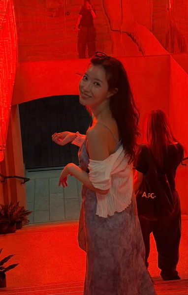 임수향 홍콩 여행 패션 슬립 원피스와 메탈릭 실버 백 브랜드는?