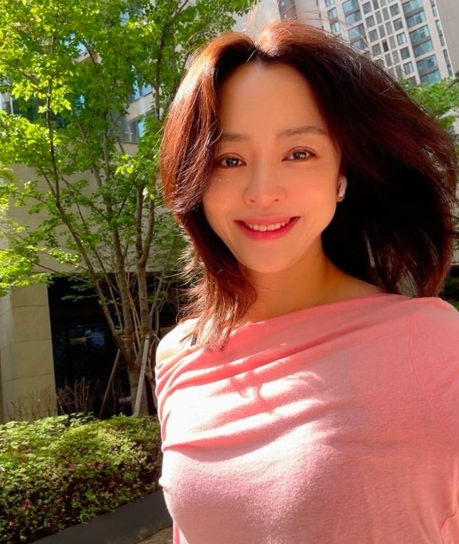  이혼 3년 만에 다시 웃었다… 새남편 얼굴 공개한 여배우 근황 !