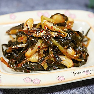 익은 파김치 볶음 요리 묵은 파김치지짐