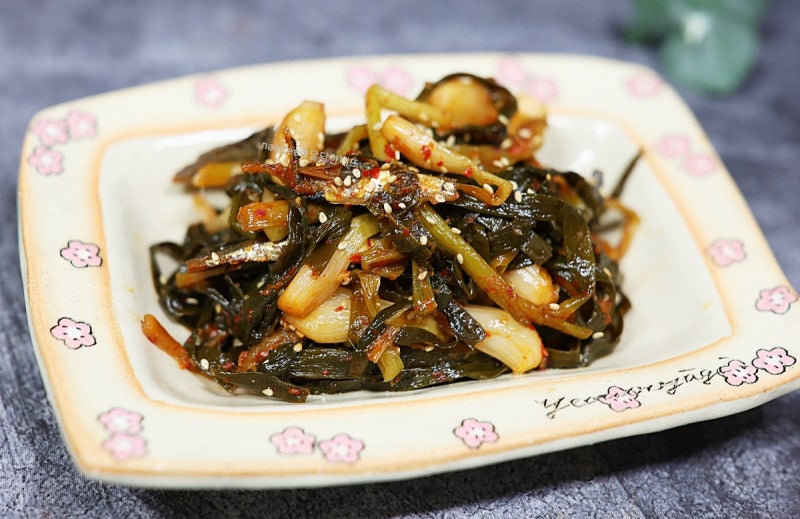 익은 파김치 볶음 요리 묵은 파김치지짐