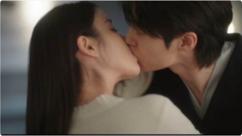 “설마 혀까지 보인 거야?” 아이유 변우석 1분 30초 키스신 노골적 연출 논란!