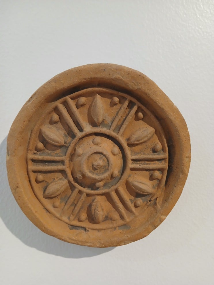  한국의 아름다운 건축양식: 한옥 기와 장식 ‘수막새’The Beauty of Korean Architecture: Hanok Roof Tile Decoration ‘Wadang’