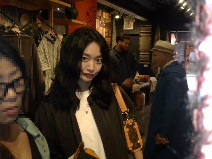  모로코의 태양보다 눈부신 루이비통 여신 신민아, 레드립 고혹미모