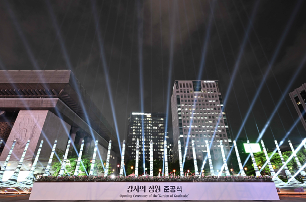  광화문광장 감사의 정원 준공 소식과 6.25 참전용사를 향한 빛의 헌사