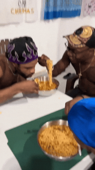  천조국 할렘가에 퍼진 K-food.gif